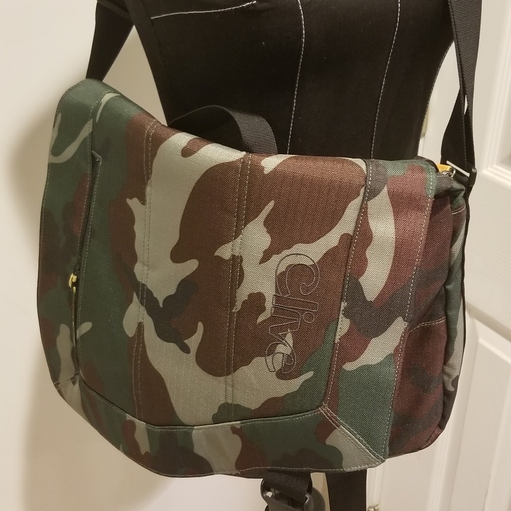 Clive Crossbody Camouflage Messenger